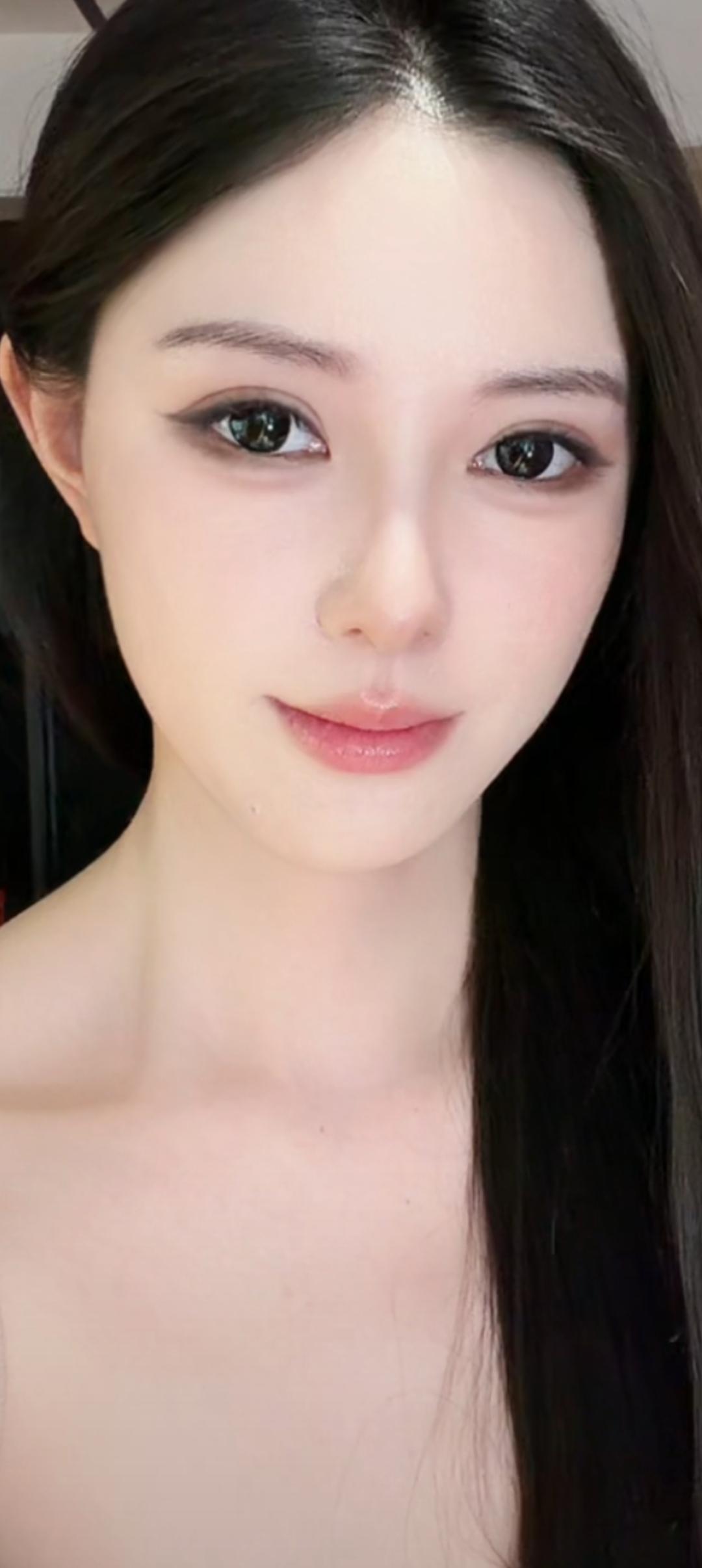 这姑娘皮肤真白，眼睛好大！