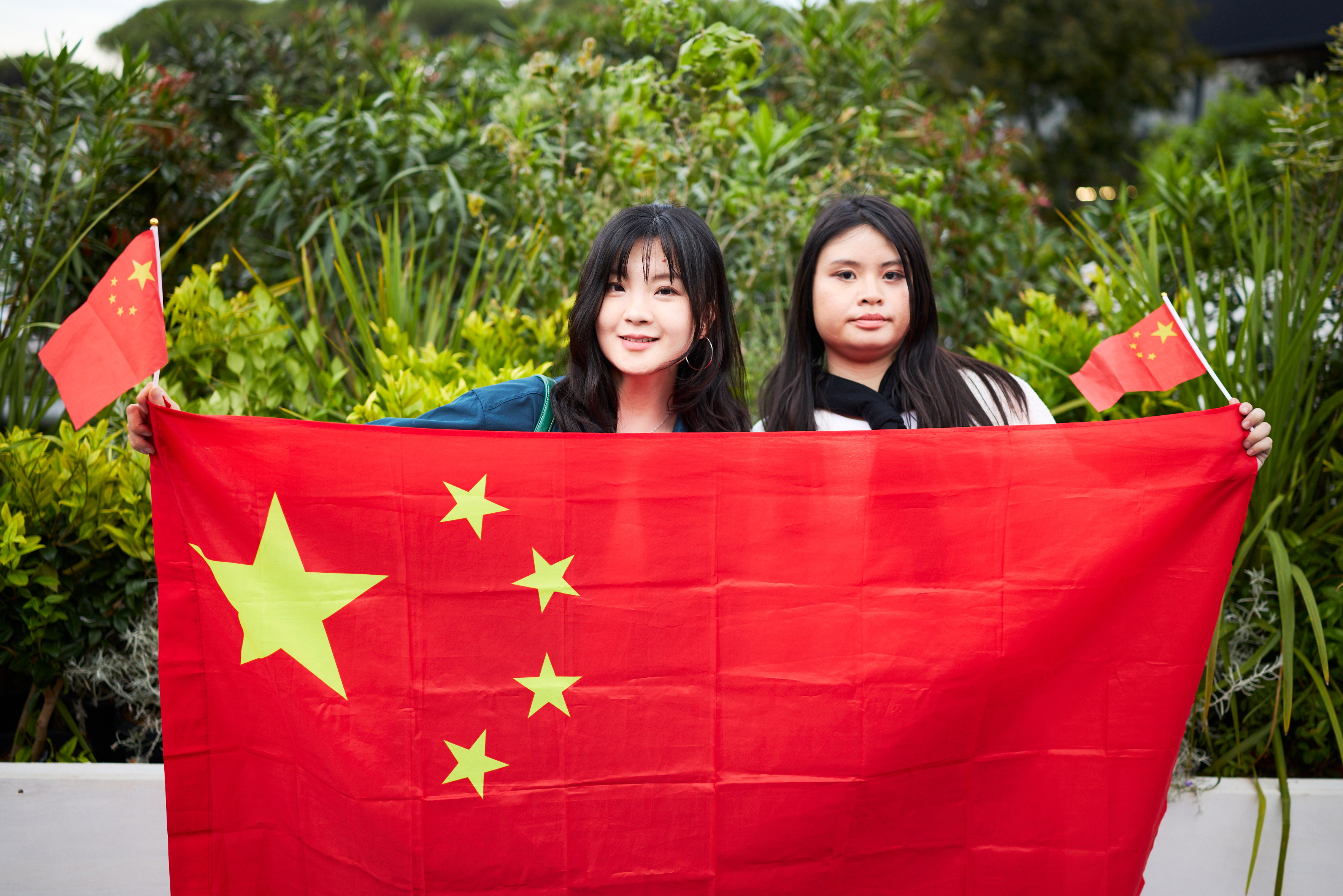 心要让郑钦文看见！罗马中国球迷把2025罗马我拍摄的球迷组图带到赛场，可惜还等不