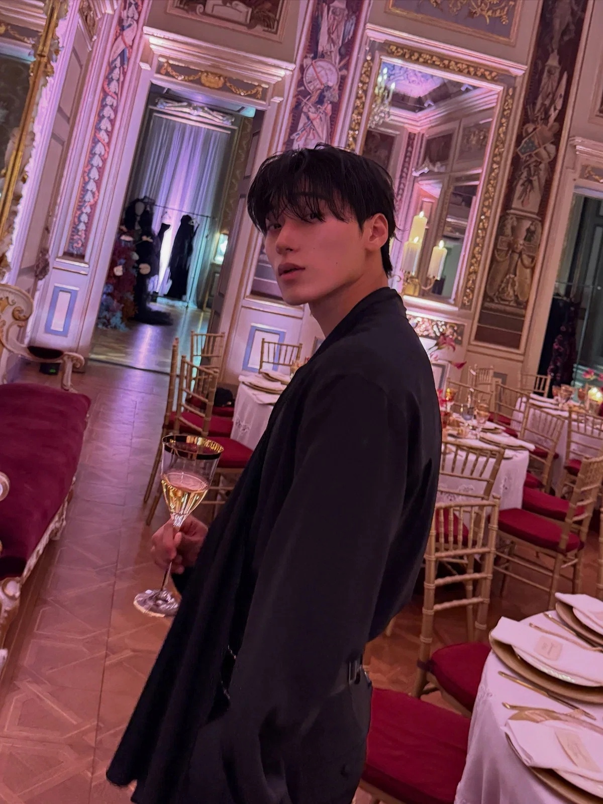 出席DolceGabbana After Party的崔伞 ​​​