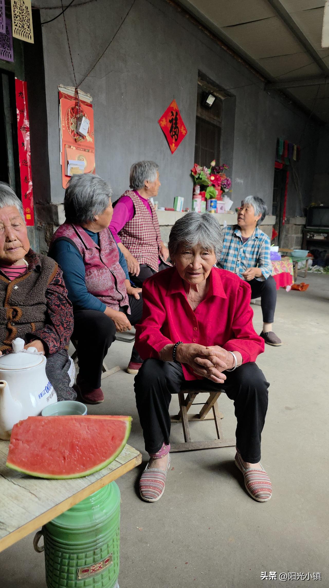 肋骨3根骨折的80岁老太太，捆着胸带也是闲不下来……

去年冬天就说疼，但再疼也