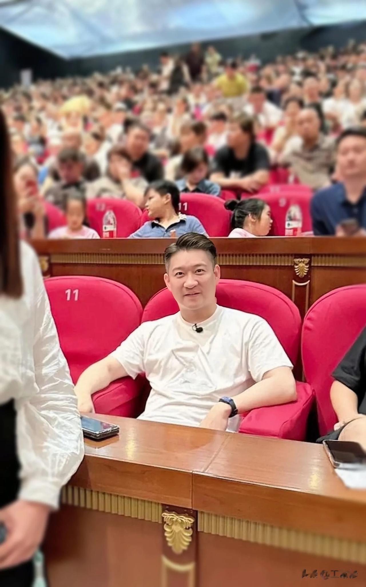 相声演员曹云金，说起早年学艺的经历，虽然直接，但实事求是:我拜师学艺，吃饭给钱，