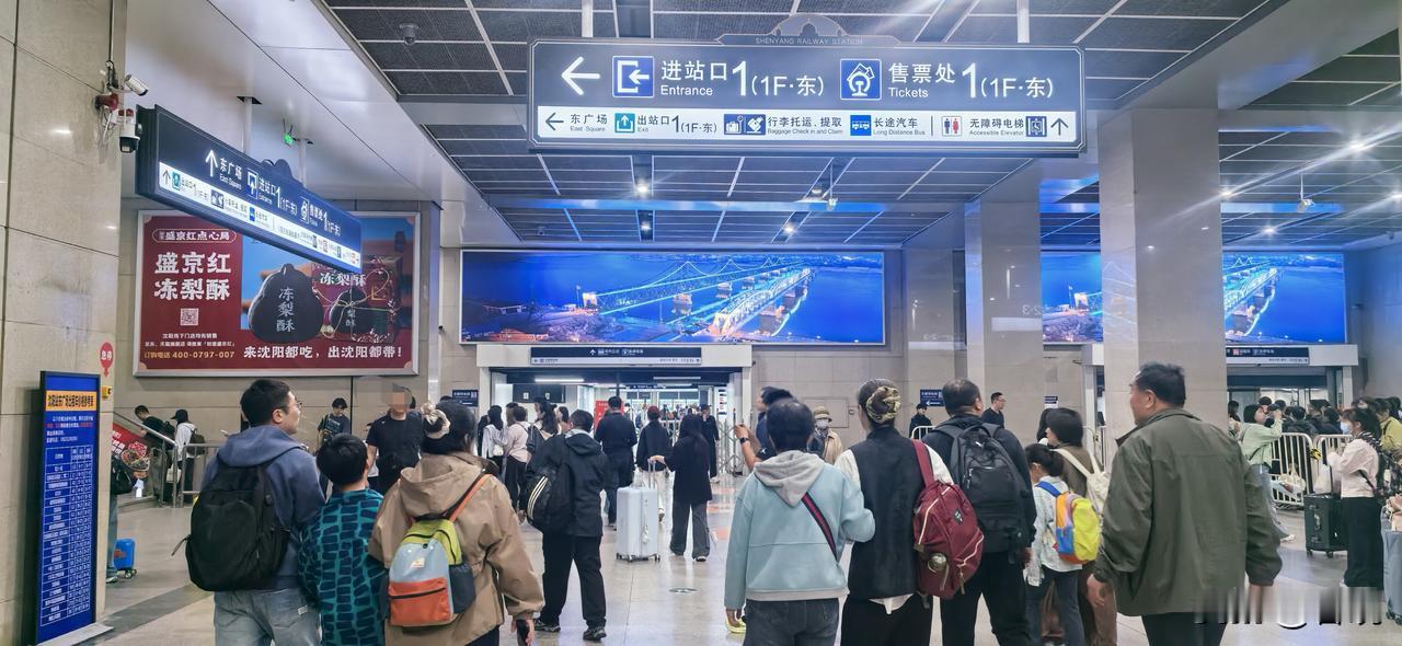 有沈阳这样的省会城市真是辽宁之幸。
       晚22时的沈阳站依然人头攒动，