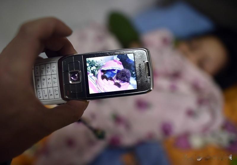 妈妈为孩子花15800 丈夫坦白离职 12月3日有个新闻冲上热搜，宁波的石女士一