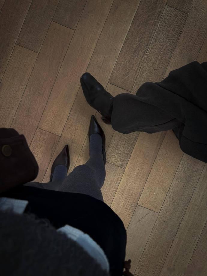 黄多多ins更新了黄多多黑色露肩连衣裙黄多多晒出黑色露肩连衣裙，线条流畅版型好，