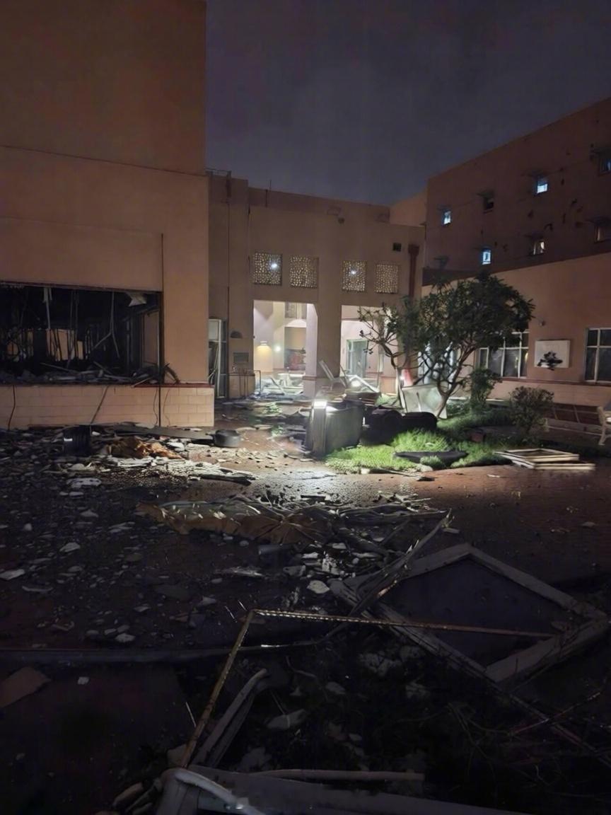 美以伊冲突  地面拍摄的近景照片显示，伊朗袭击美国海军巴林支援基地后，基地遭受大