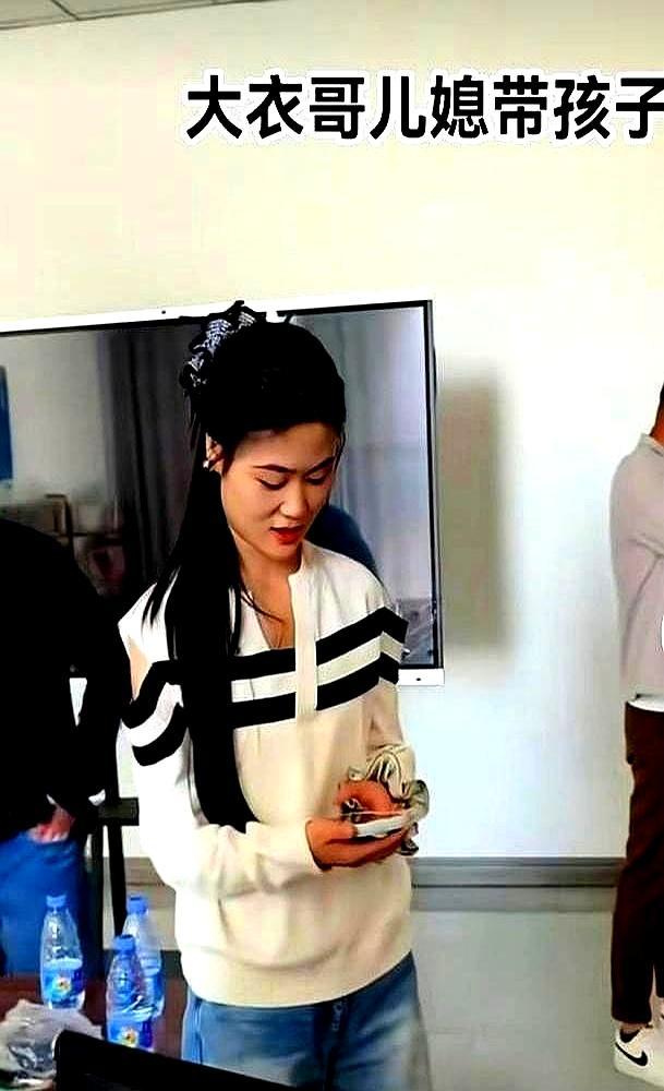 当年全网笑他扶不起，如今他成了方圆十里最让人放心的保安队长。
 
朱小伟凌晨五点