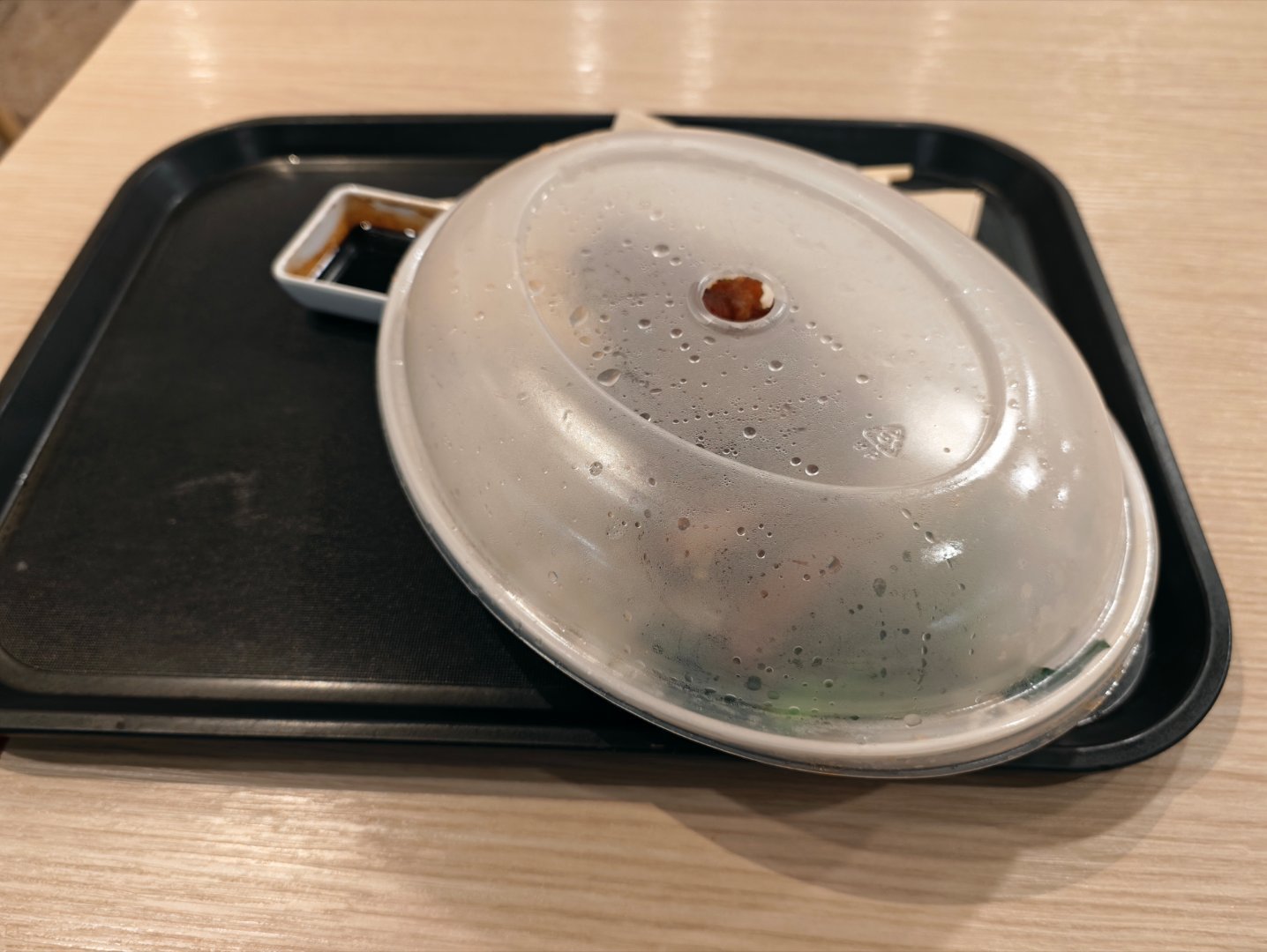 居然在饭上盖一个塑料保温罩还是第一次见，就在这机场里面，也是蛮讲究的嘛！黯然销魂