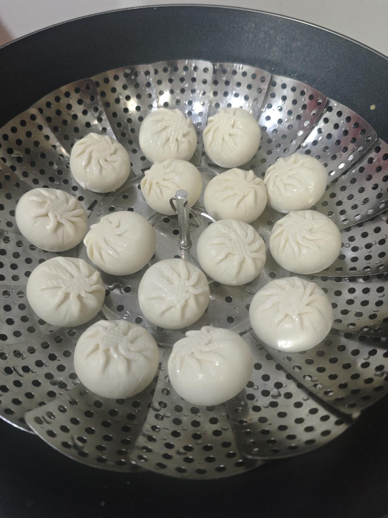 一个人的极简生活，精致到不想做饭，是懒到极致。这生煎，突出一个煎字。我却嫌煎不到