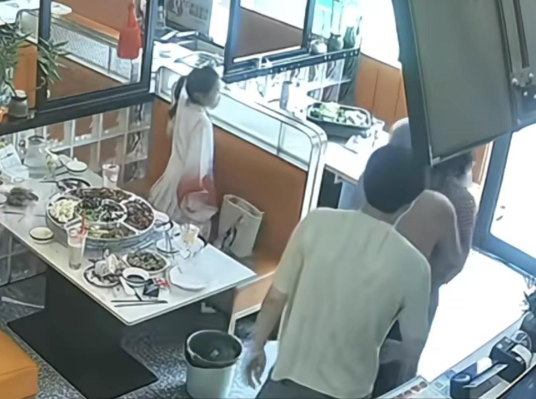 江苏一烤鱼店厨师半裸抢救卡喉女子，被网友们质疑揩油。厨师称，事发突然，女子被异物