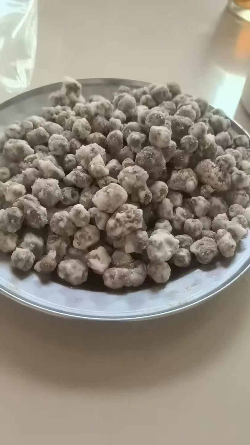 看看，糖炒山药豆！漂亮不？诱人不？

家门前的一大片山药地，到现在还没有收，因为