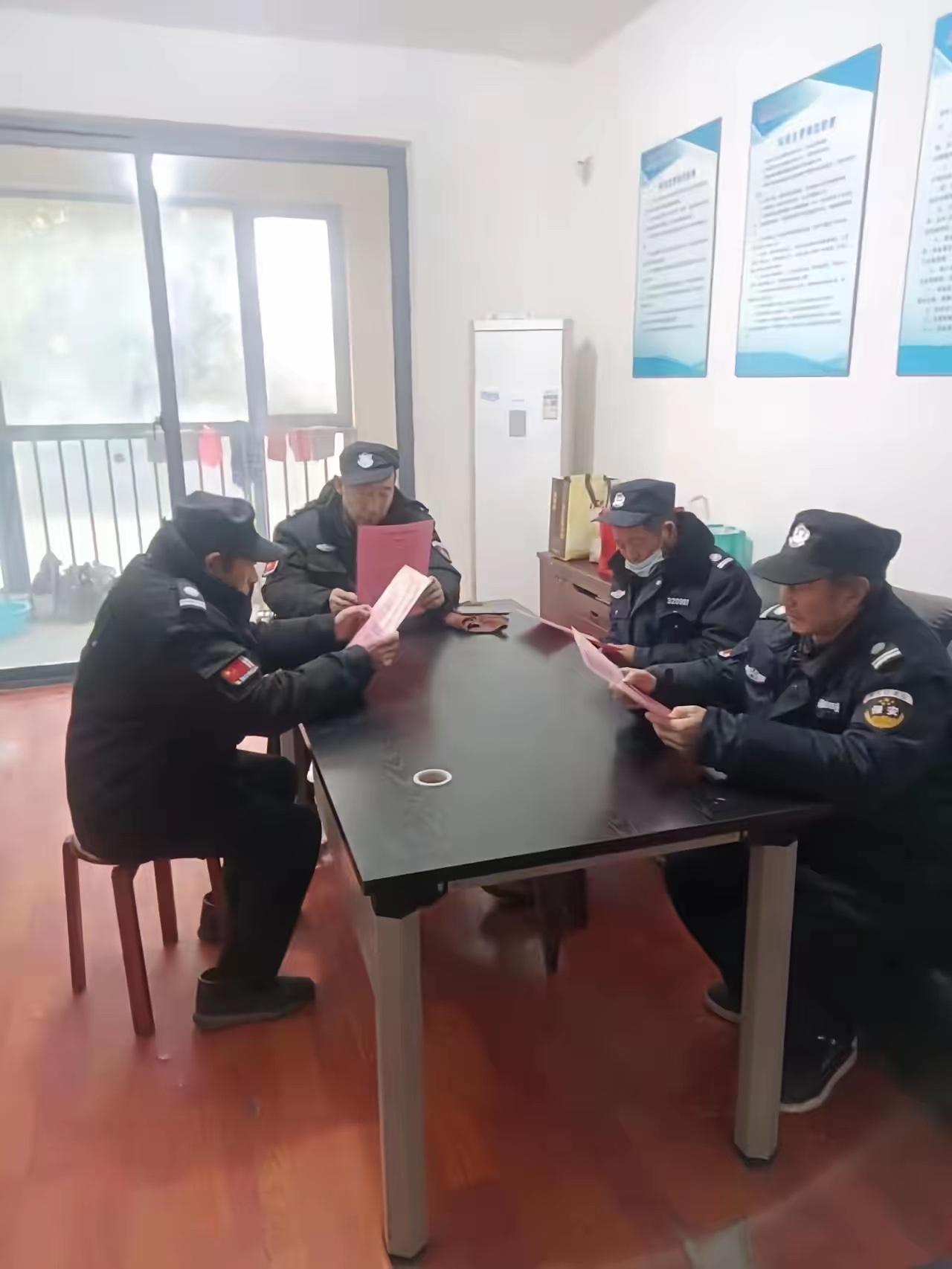 经理把年龄大的保安们叫到会议室，宣布新规定：从下个月起，所有年龄超过55岁的保安