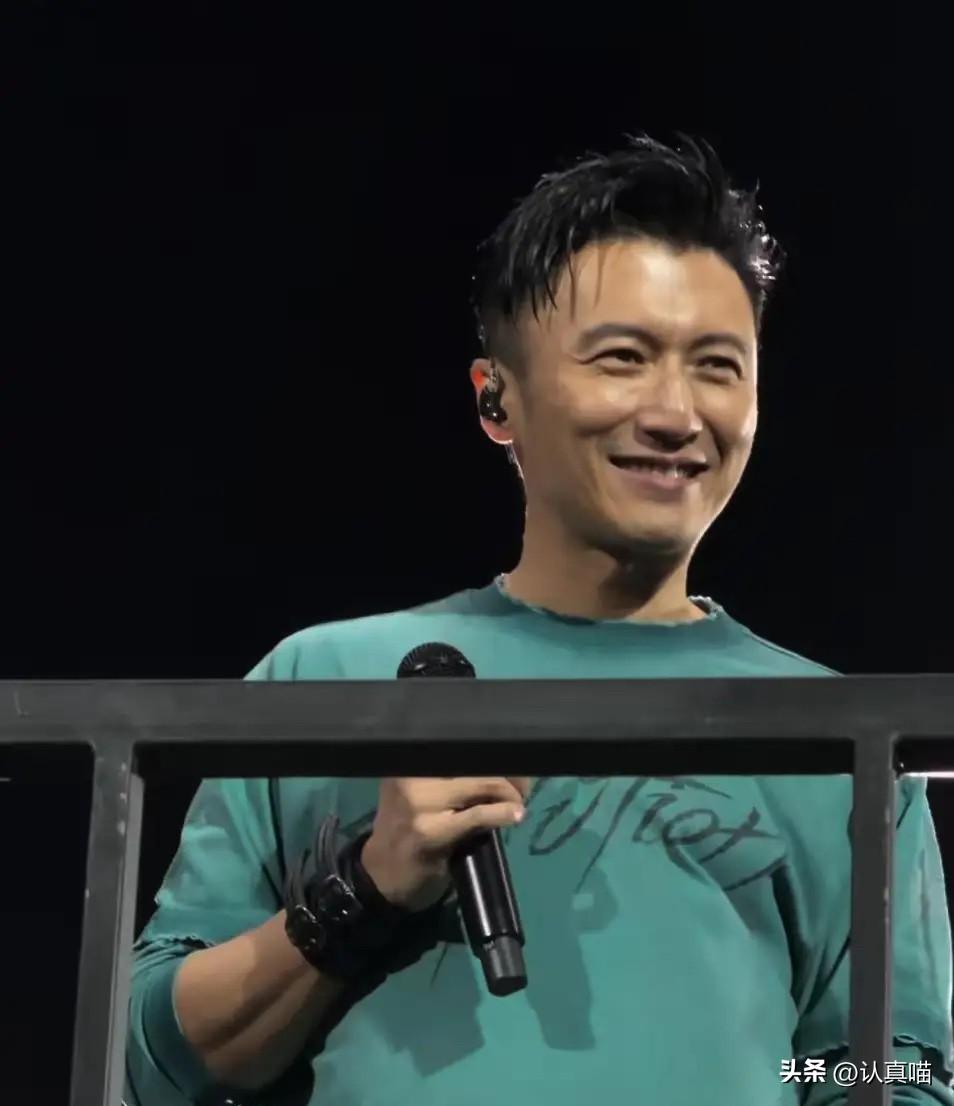 我有个朋友是心理医生，
前阵子去看了谢霆锋沈阳演唱会，
回来跟我说了句大实话：这