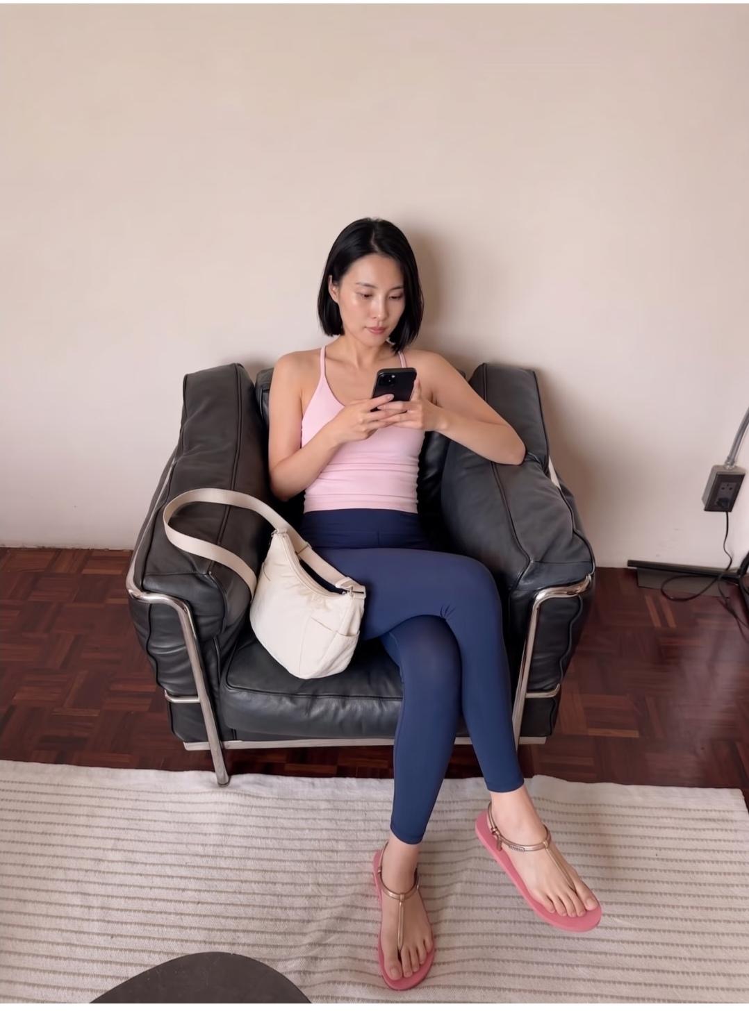 哇，还有这么好看的脚，可以去做脚模了。