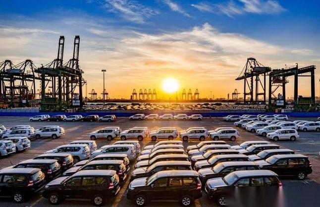 2026年4月，美方扔出了一颗“关税重磅弹”。特朗普当着摄像头宣布，今后中国造的