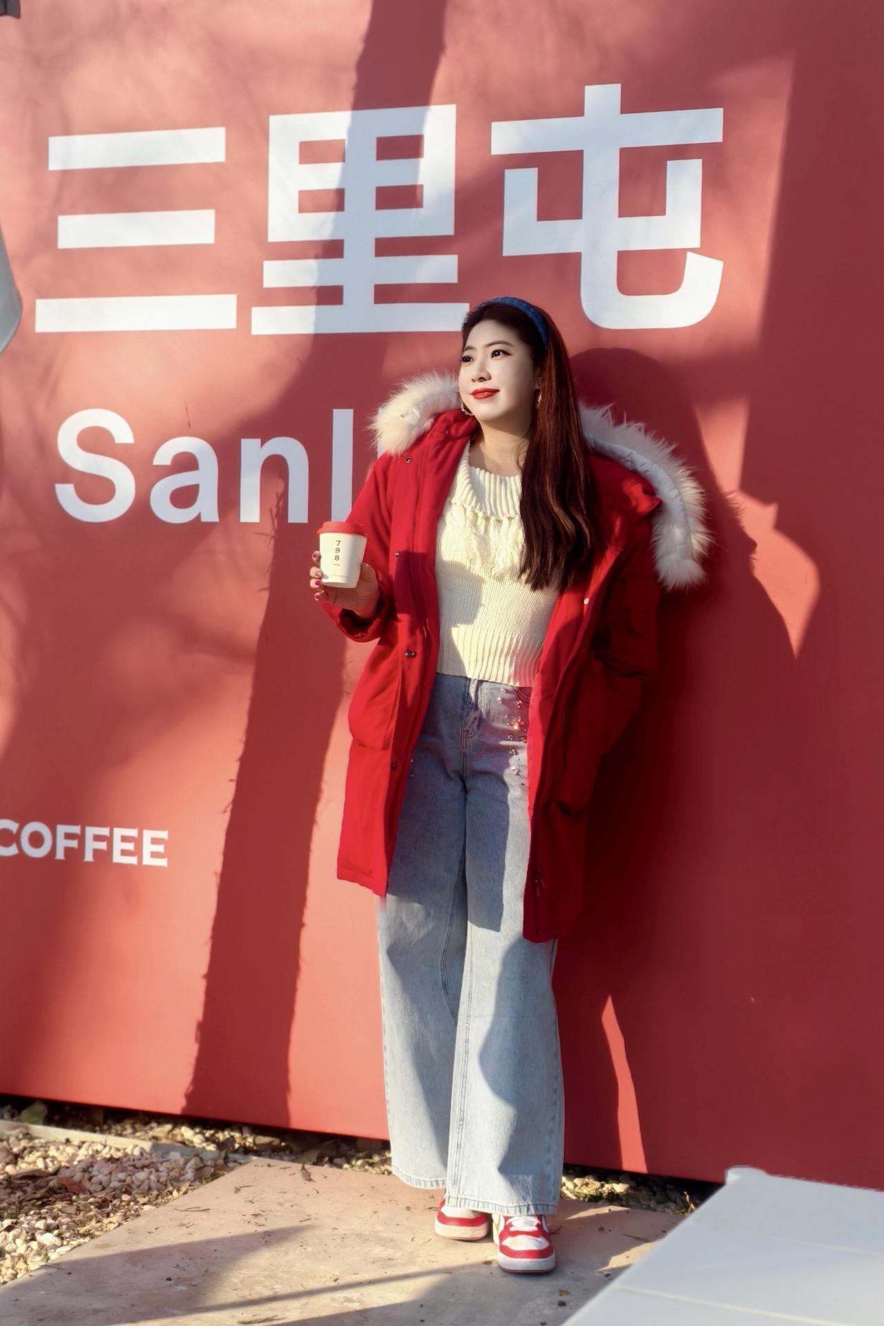 新年红红火火，红色养人！
跟着朱珠来打卡三里屯的798咖啡
显眼的红墙，明媚的阳