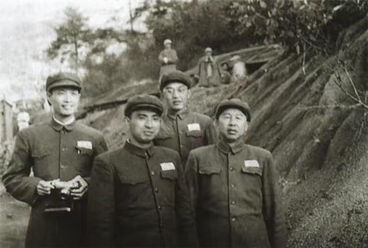 四人当中，如果你们认识三位，证明你是历史高手，一定是熟读近代史的高手，我立即拜你