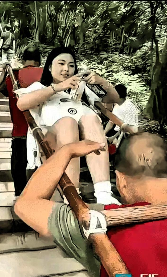 大家都刷到了？
张家界抬轿的两兄弟突然火上热搜，
无剧本无煽情，却看哭了无数打工