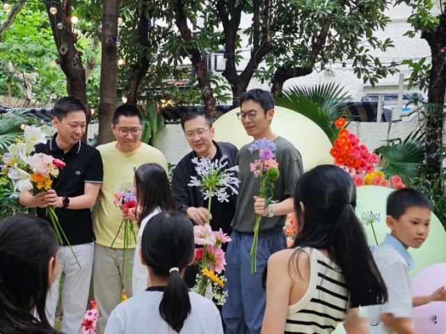 朱亚文夫妇与友人一起为女儿庆生，夫妻俩合照不像是同龄人，老婆疑似因为电影角色剃光