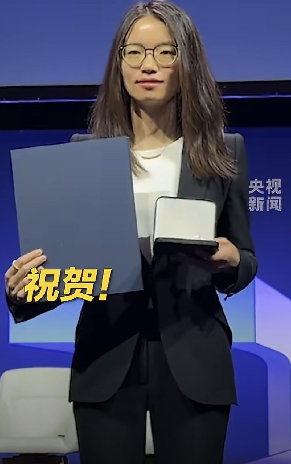 历史性高光时刻！王虹、邓煜斩获菲尔兹奖，中国数学写下新篇章
当地时间7月23日，