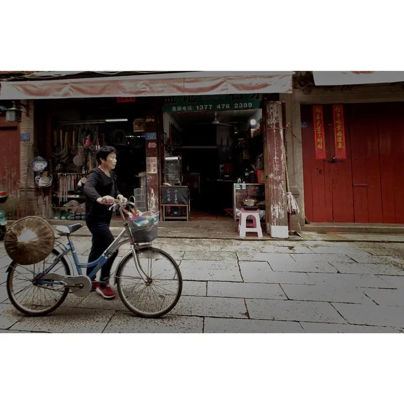 越南河静省这对男女可真是胆大包天，居然持刀去抢金店，结果被捕也是罪有应得。抢劫金