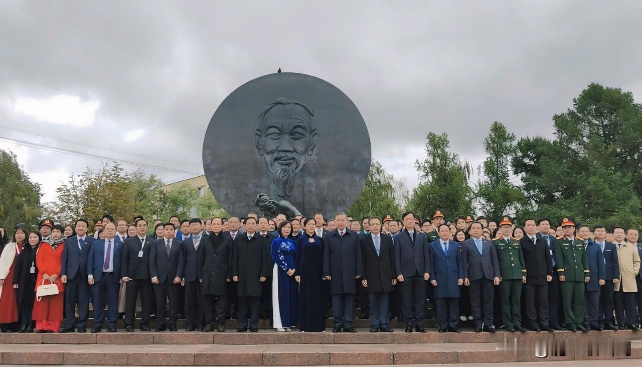 莫斯科胡志明广场。正在俄罗斯访问的越南国家主席苏林，率高级代表团赴莫斯科胡志明广