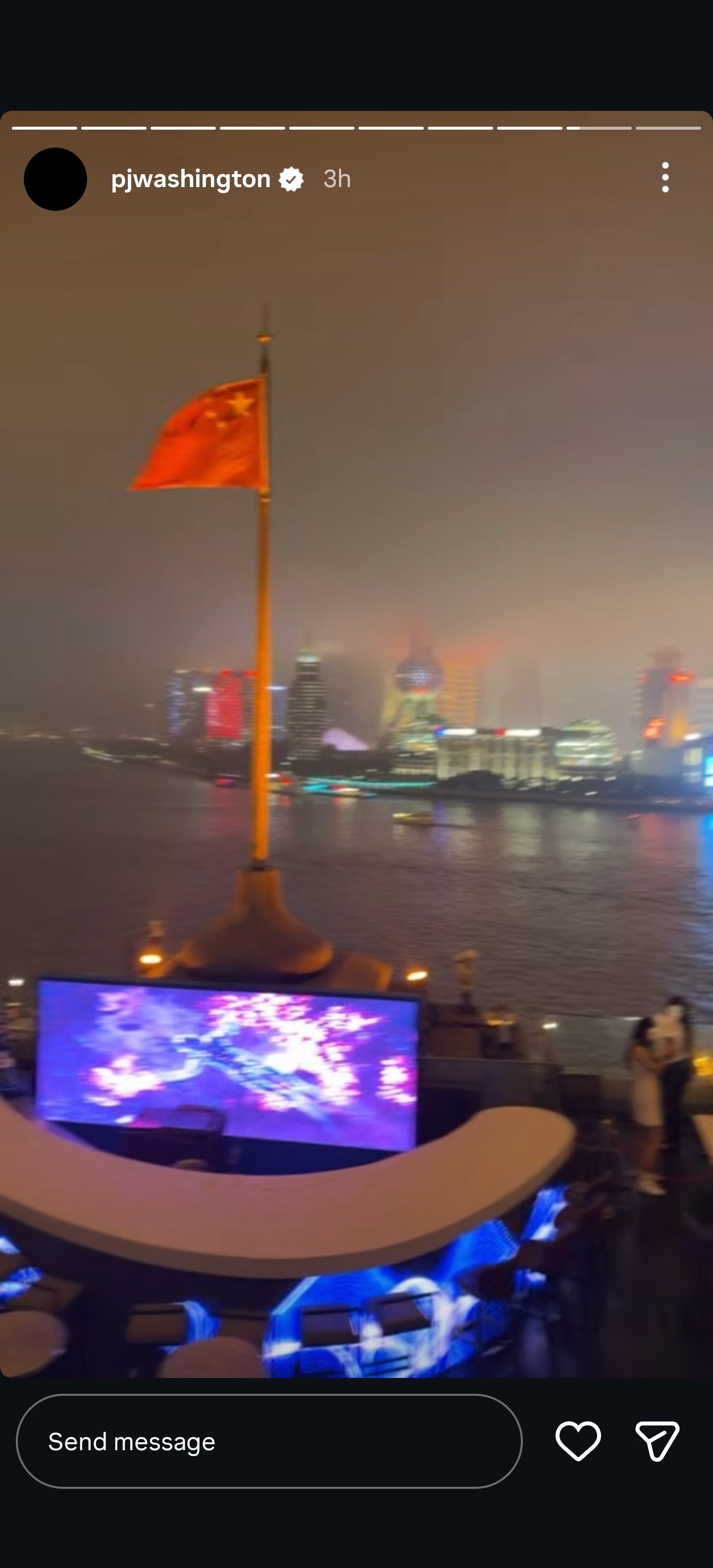 哥们来黄浦江边看风景，还分享了一下酒店送外卖的机器人