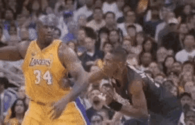 2001年NBA总决赛第一场。
图一，奥尼尔单打穆大叔，真替老穆捏着把汗啊。
图