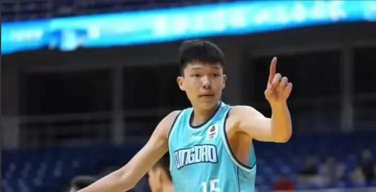 期待！CBA新赛季有望起飞的3只菜鸟！
1、青岛国信水产男篮杨瀚森，2006年6