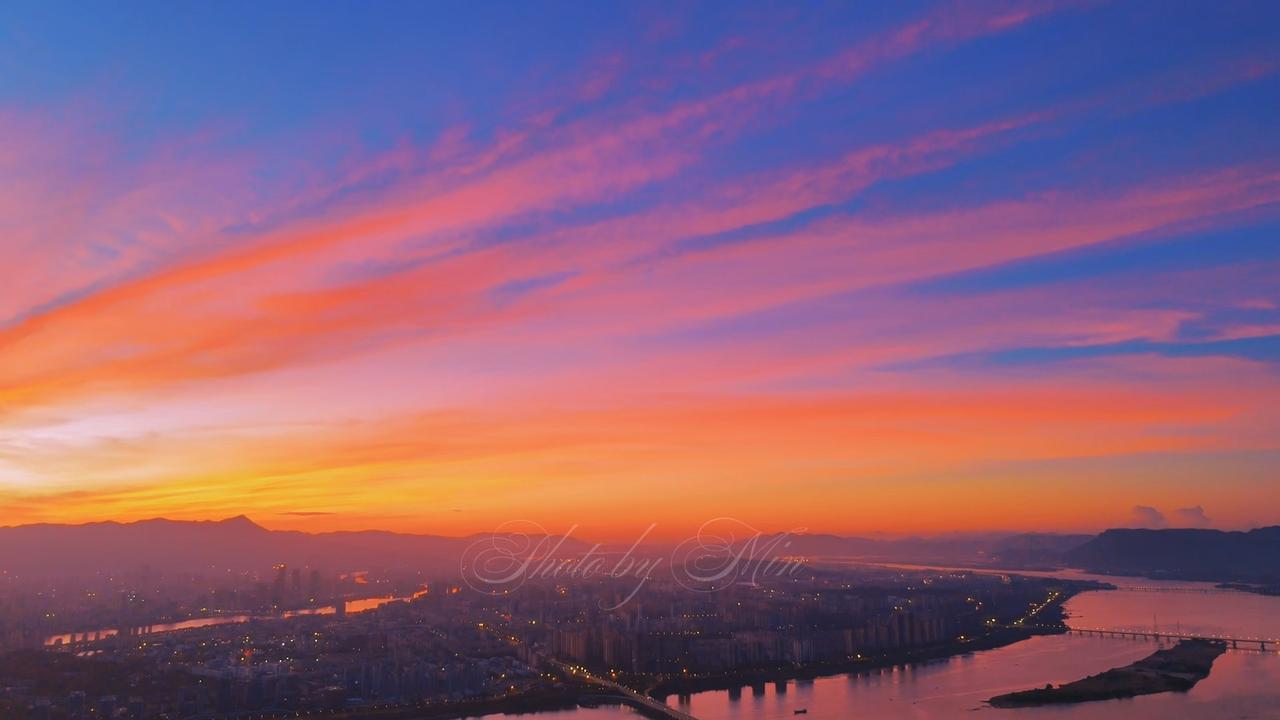 下联：春风春水春韵浓
赏析：这幅对联下联以“春风春水春韵浓”对应上联，通过“春”