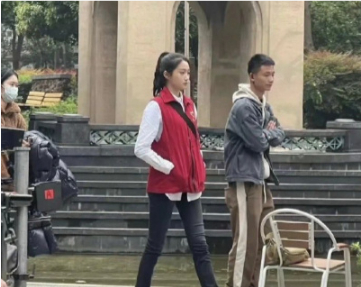 关晓彤这个裤子但凡换个人穿，我都觉得是灾难