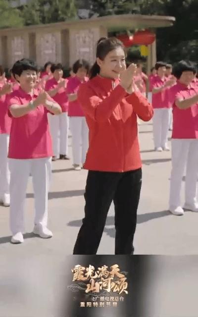 #陈梦重阳教爷爷奶奶打乒乓球#陈梦重阳节来到社区教爷爷奶奶们打乒乓球，大家都朝气