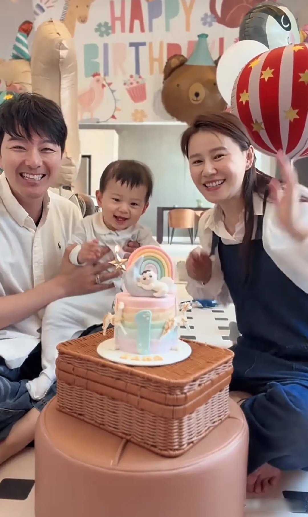 萧正楠黄翠如为儿子萧哈哈庆祝1周岁生日，两人在家简单装饰了一番，但看着还挺温馨的