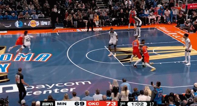 米切尔轻松过掉康利，杀到篮下面对两人补防轻松上篮打进！雷霆面前众生平等森林狼vs