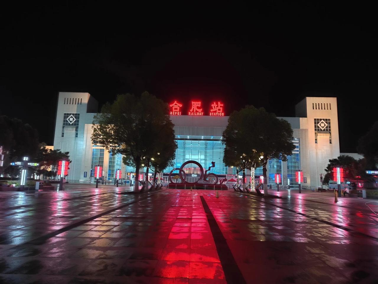 3候车室座无虚席
4候车室空空如也