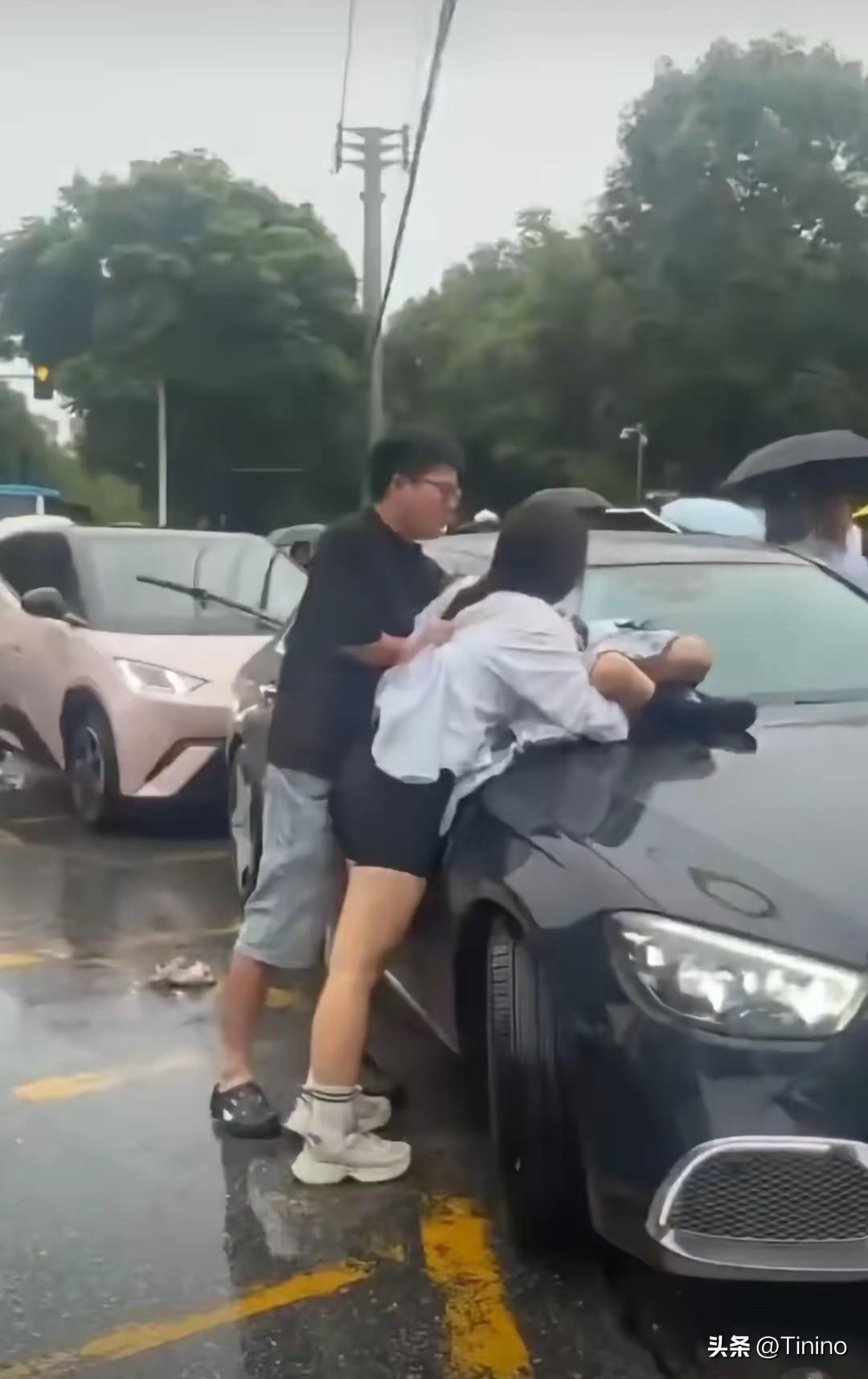大雨天校门口撕破脸！原配把5岁女儿放迈巴赫引擎盖，全网看哭

近日一场大雨里，大