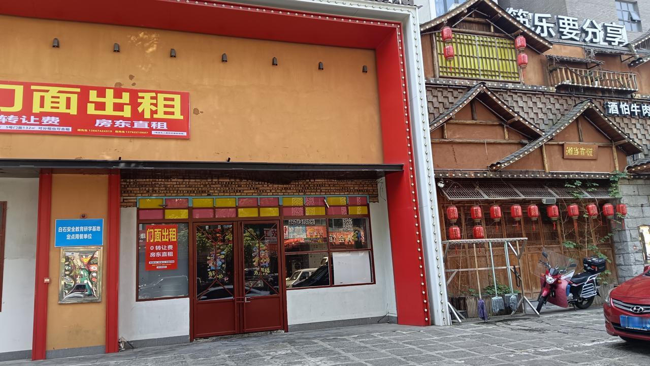 你们说，这究竟是什么原因。
图1，这并排的两个餐饮店，右边店自开业以来数年一直生
