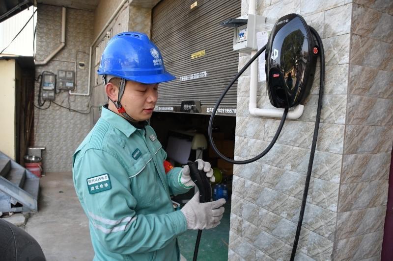 临潼供电巡检1120个乡村充电桩：查隐患、教操作，为绿色出行满电护航
 
“充电