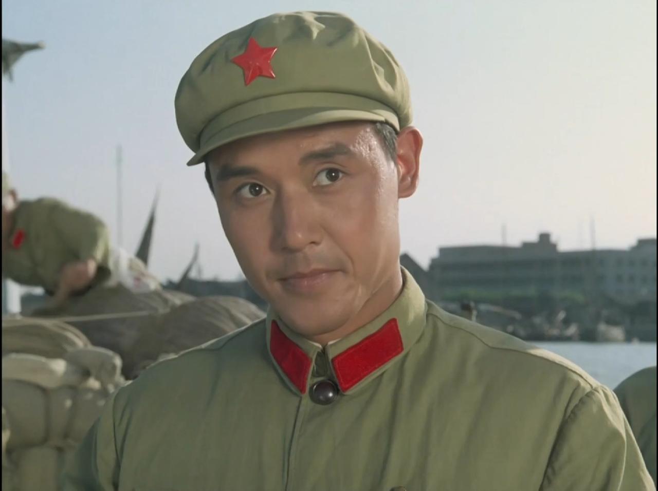 为何讲1949解放战争的电影会出现“65式军服”？

这一期视频讲《难忘的战斗》