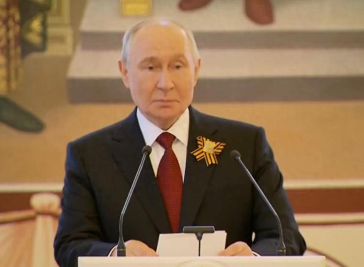 红场阅兵现场，普京突然抛出重磅炸弹！当着全球所有国家的面，他直接把话说死了，那些