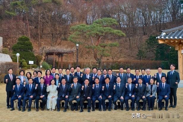 韩国总统李在明于3月15日至16日，连续两天与共同民主党新任议员举行聚餐，16日