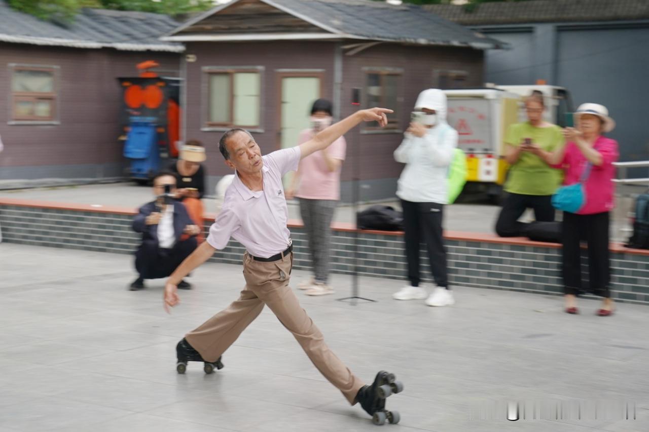 有五十年轮滑经历的王继成大爷，网上“安比槐”，清瘦高高的个头，1964年人，属龙