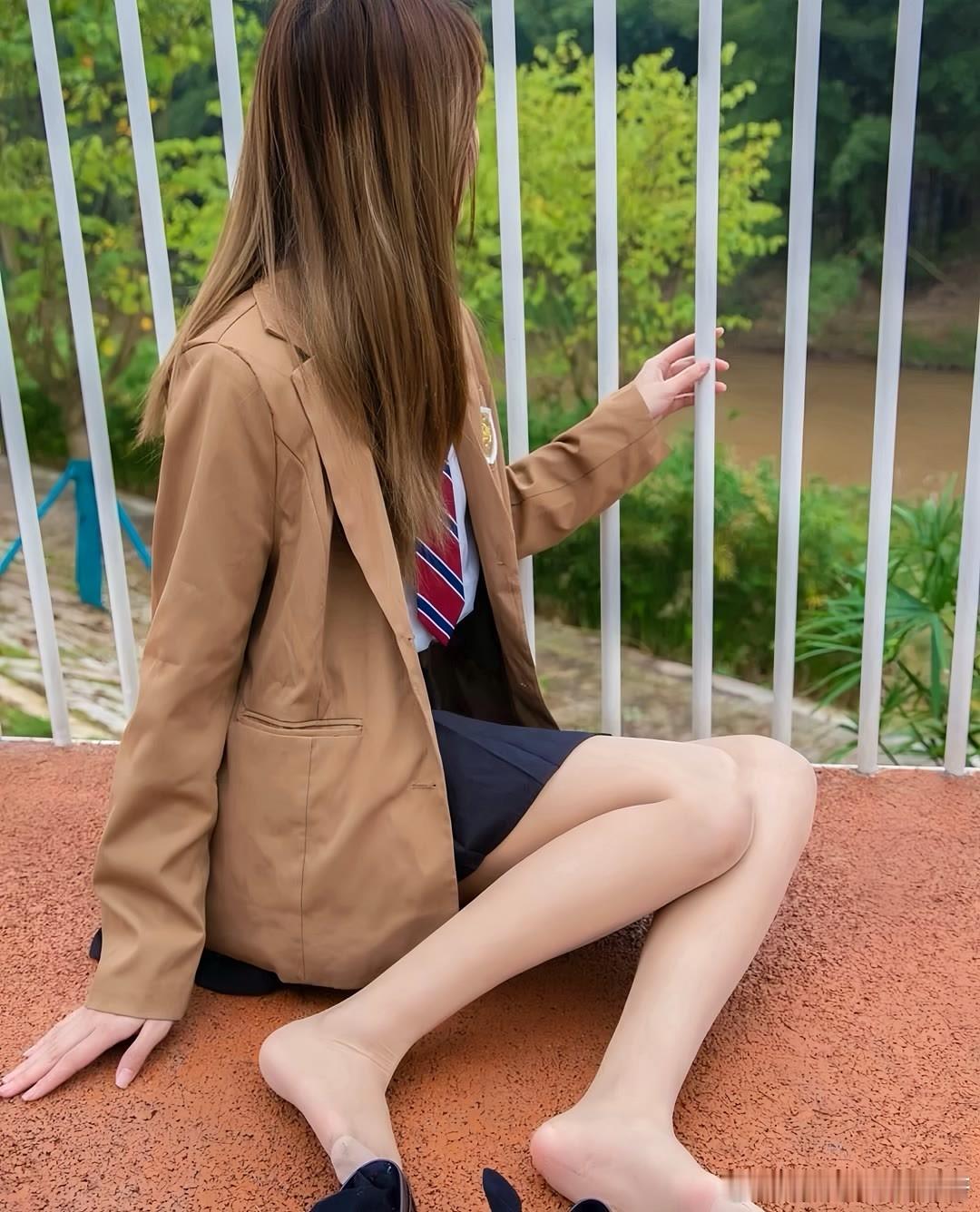 肉色丝袜配百褶裙~ ​​​