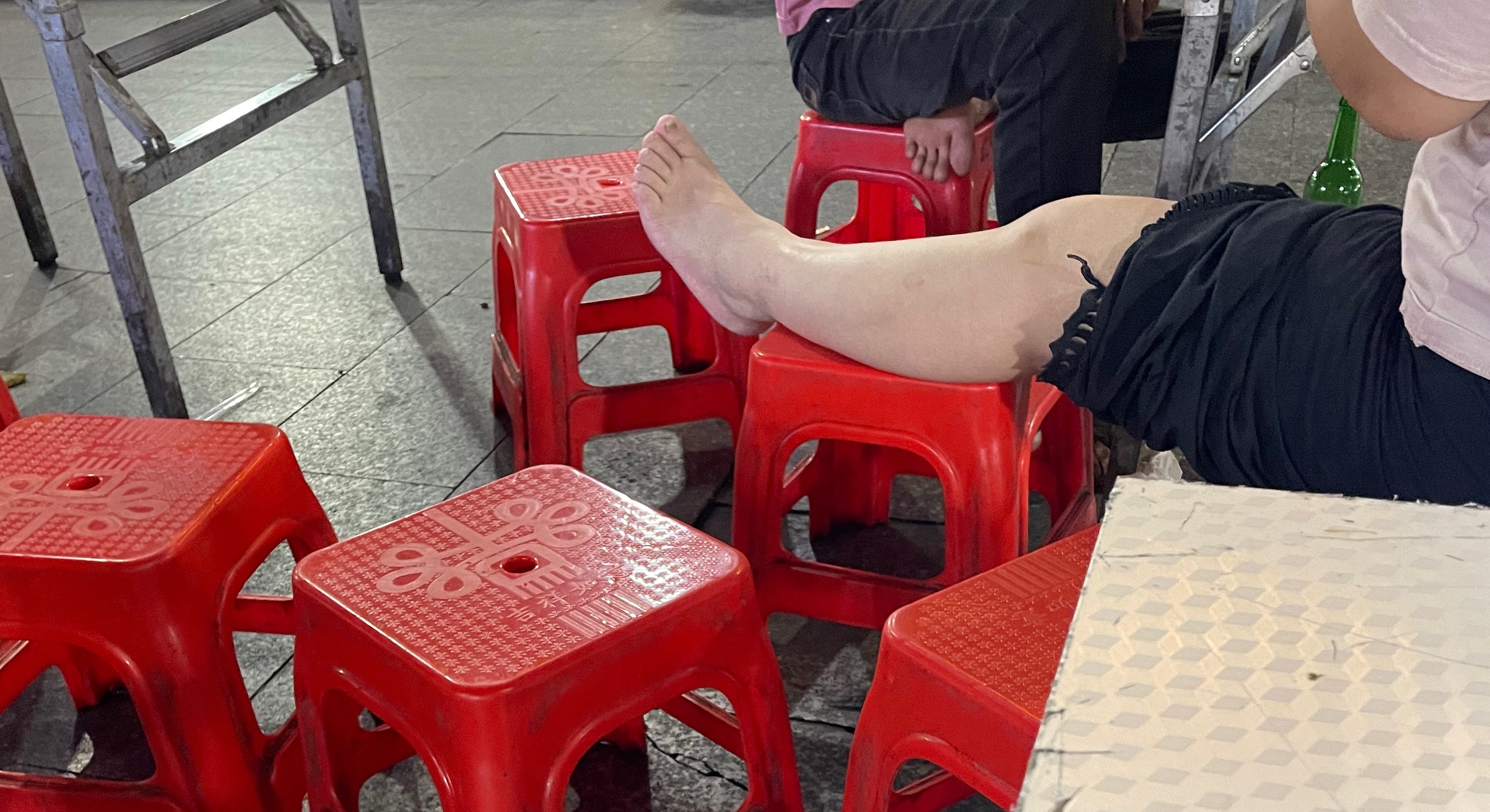 近日，玉林博白夜市一阿姨鞋子脱了脚伸到凳子上。这种行为非常的不文明啊！同城热点创