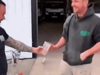 “这老外太硬了！”竟然敢喝一瓶白酒，你真当这是外国的洋酒啊！近日，一个外国人，在