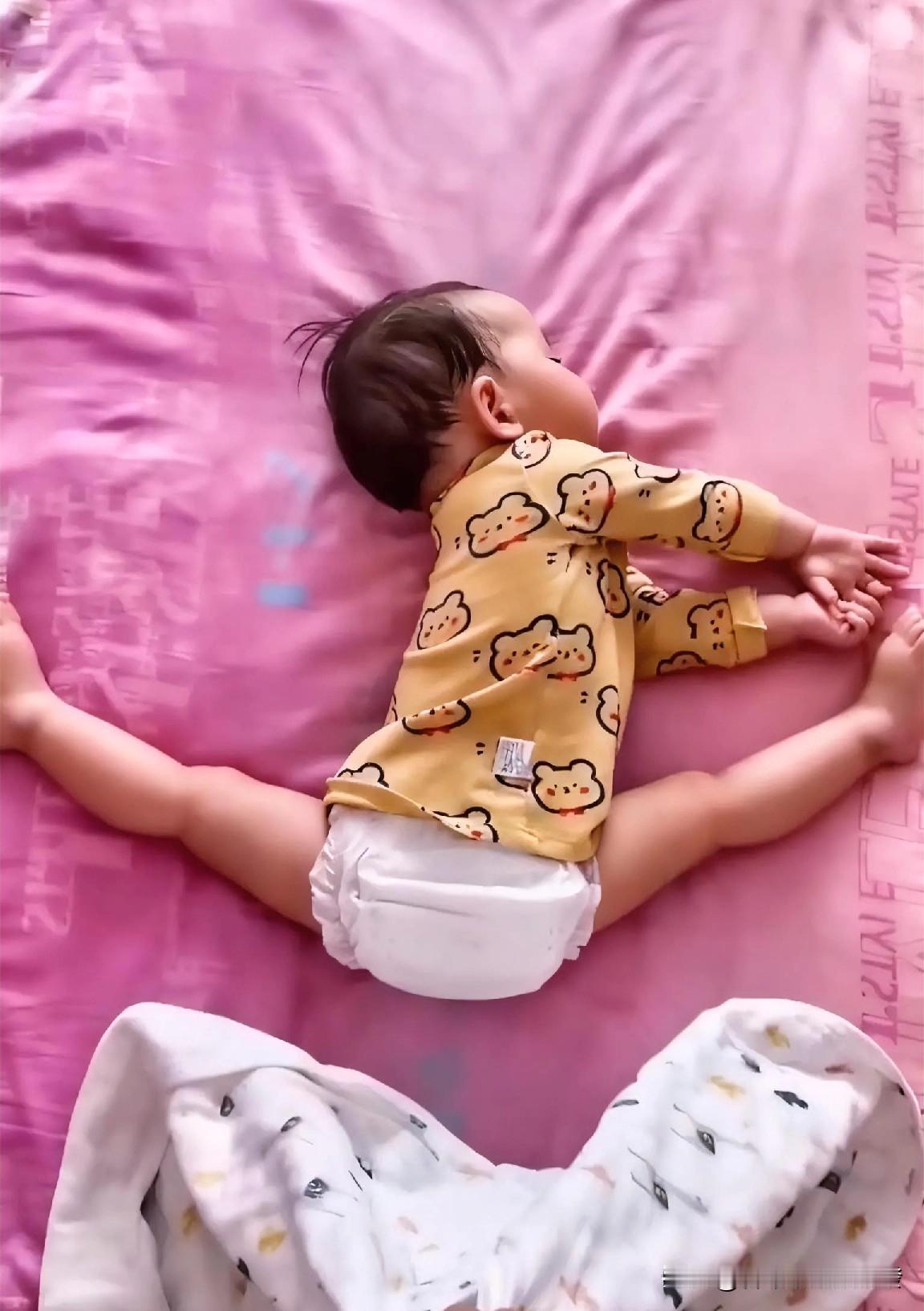 男子趁家里3胞胎睡觉时，偷偷把他们的睡姿给拍了下来，3个宝宝3个样，个个都不同，