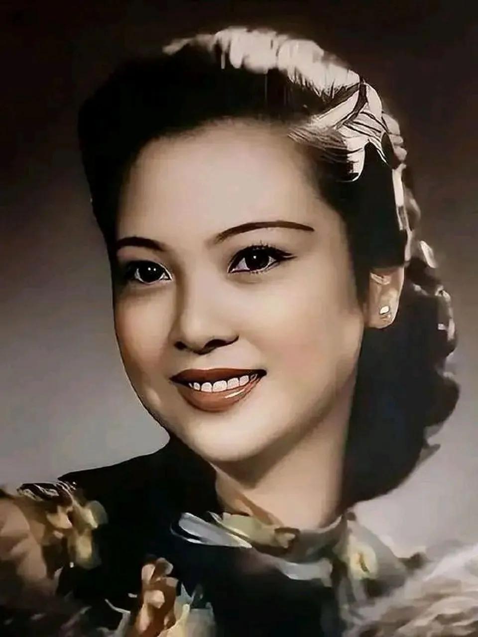 1938年，41岁戴笠借口加班，把一位漂亮的秘书带到了卧房，戴笠递给她一杯咖啡：