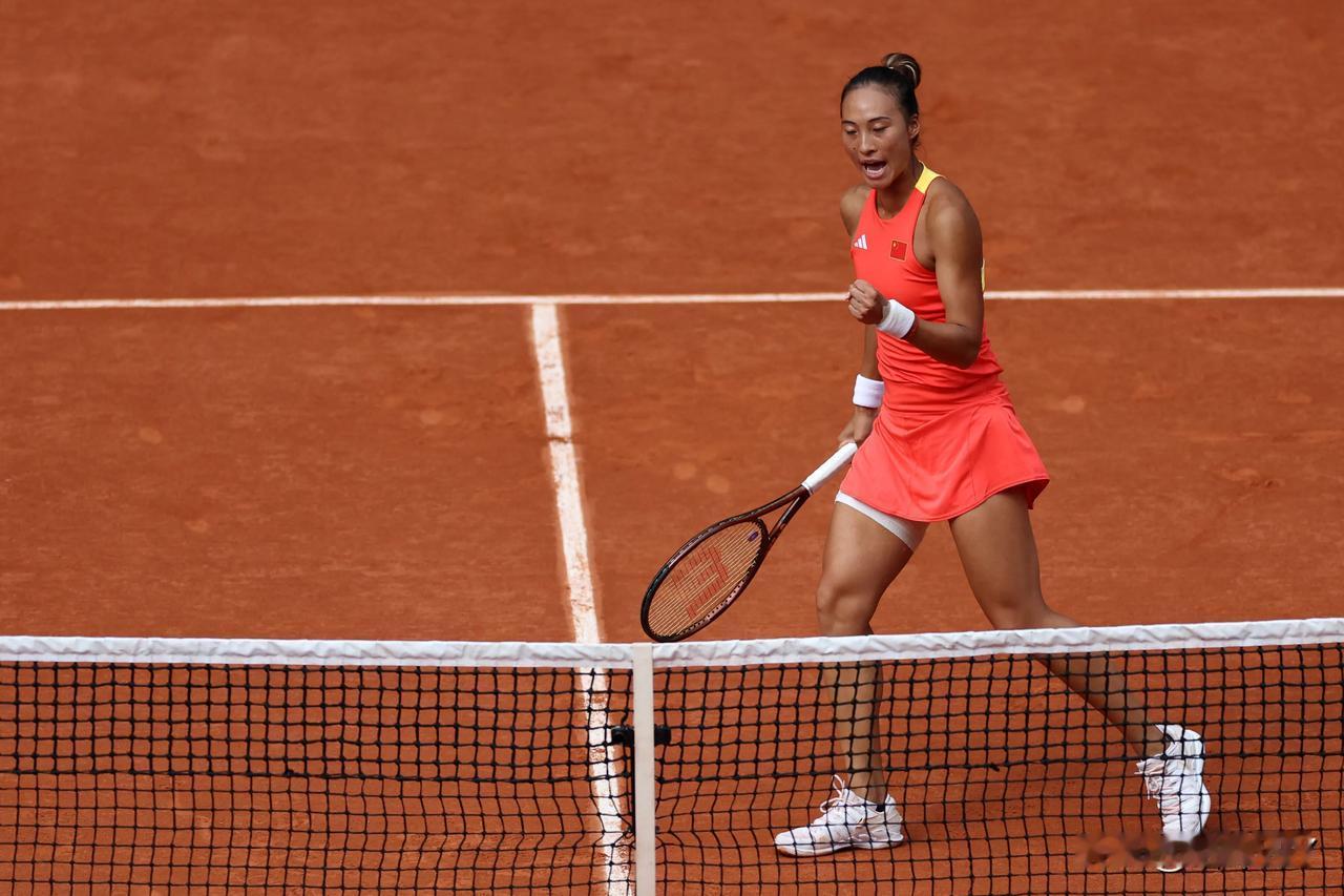 郑钦文好样的，两度破发拿下第一盘，距离冠军更进一步。
决赛面对克罗地亚的约基奇，