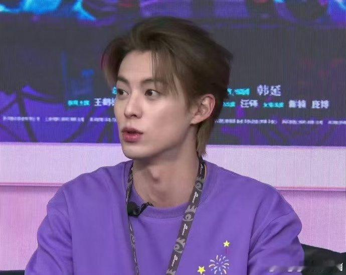 王鹤棣扫楼随地大小演 扫楼现场警报炸场，王鹤棣宋茜两脸懵圈，棣棣秒入戏“BUG抽