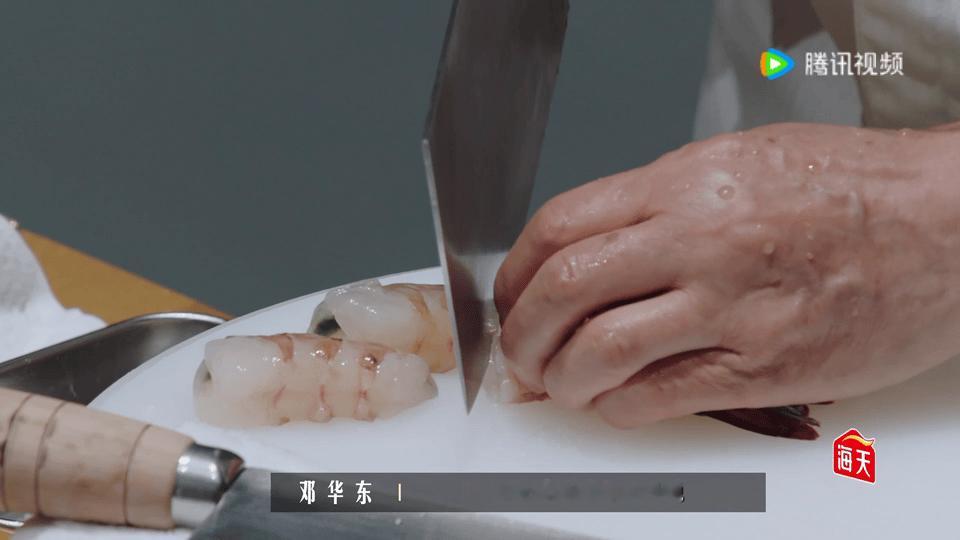 中餐泰斗70岁还在厨房坚持手搓一饭封神 效率易得，匠心难寻，邓华东放弃机器带来的