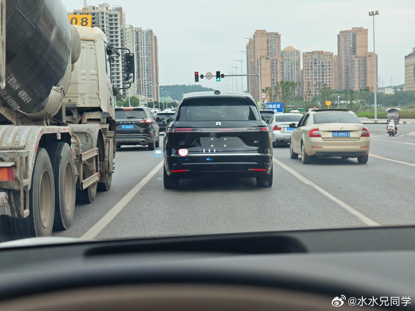 ES8这个能见度，提升的有点快啊，今天路上不小心就看到了两辆。 ​​​